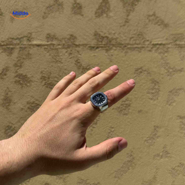 Timora Ring-Uhr in Silber mit schwarzem Zifferblatt – Handmodell | www.middo.de