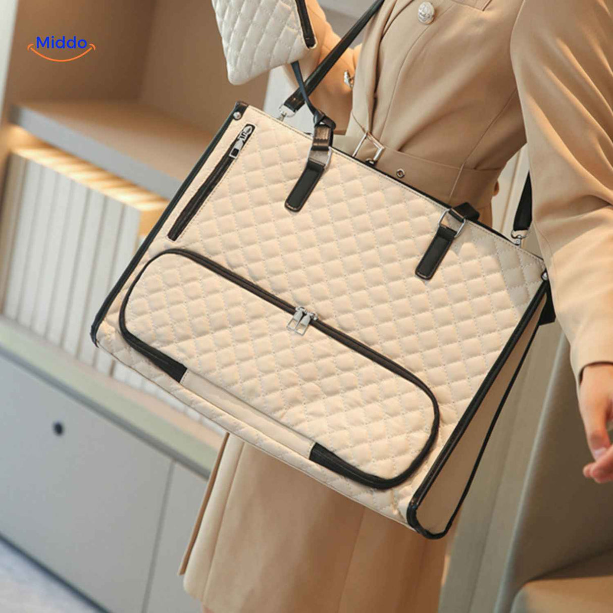 totezia Tasche beige mit schwarzer Tragetasche mit Lunch-Tasche und Etui www.middo.de