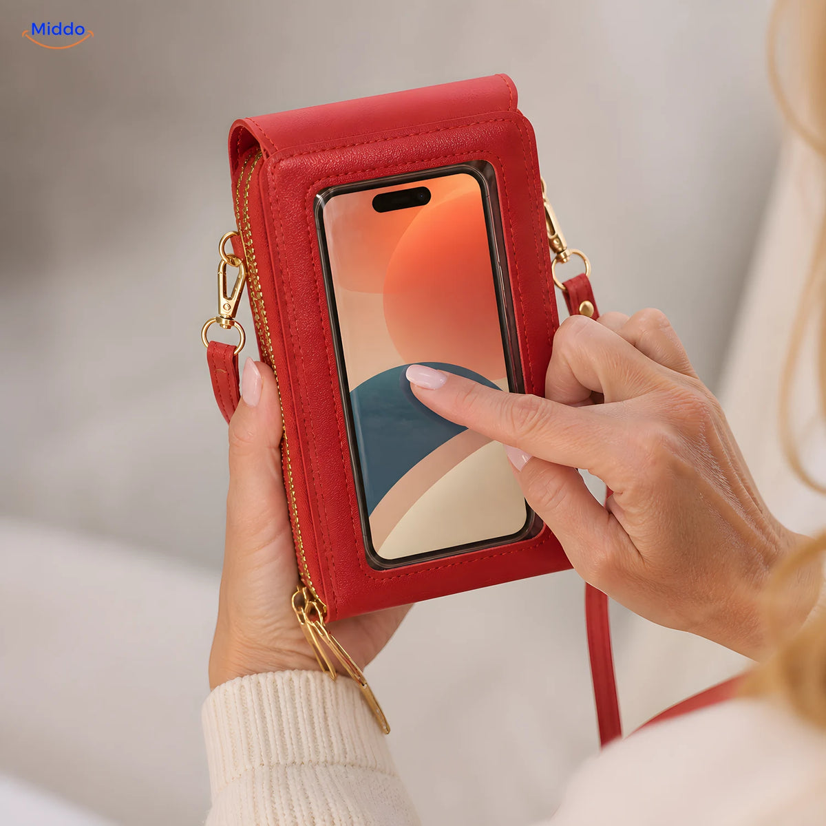 Smartphone durch das transparente Fenster der roten TouchScreenGo Tasche bedienen