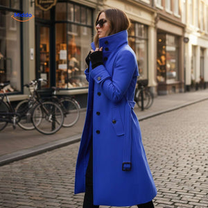 Veloura Mantel in Blau für Damen – Lange Jacke mit Sonnenbrille. Entdecken Sie jetzt die modischen Trends auf www.middo.de!