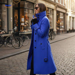 Veloura Mantel in Blau für Damen – Lange Jacke mit Sonnenbrille. Entdecken Sie jetzt die modischen Trends auf www.middo.de!