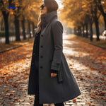 Veloura Mantel in Grau – Lange Jacke zwischen Herbstblättern | www.middo.de