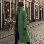 Veloura Mantel in Grün – Lange Jacke für die Stadt. Entdecken Sie die Kollektion auf www.middo.de.