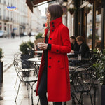 Veloursmantel in Rot mit hohem Kragen und schwarzen Knöpfen - www.middo.nl