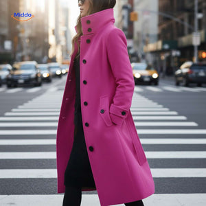 Eleganter, langer rosa Veloursmantel für die Straße