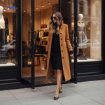 Frau verlässt Geschäft mit langem Veloursmantel | www.middo.de