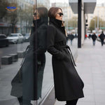 Veloursmantel in Schwarz mit Gürtel und Knöpfen - www.middo.de