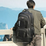Mann trägt den VoyagePro Adventure Rucksack während einer Wanderung