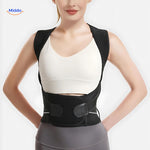 Frau trägt Postura™ Rückenstütze Vorderansicht