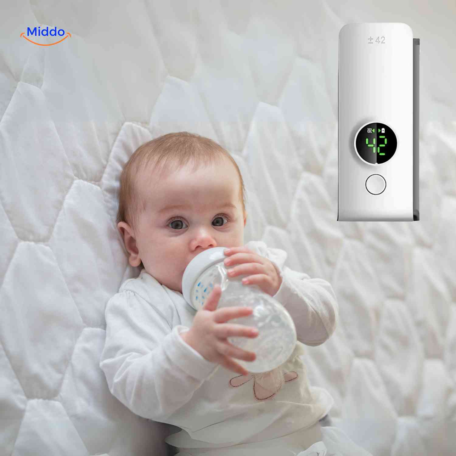 <p>warmiboo Flaschenwärmer mit Baby, das Milch trinkt <a href="https://www.middo.nl">www.middo.nl</a></p>
