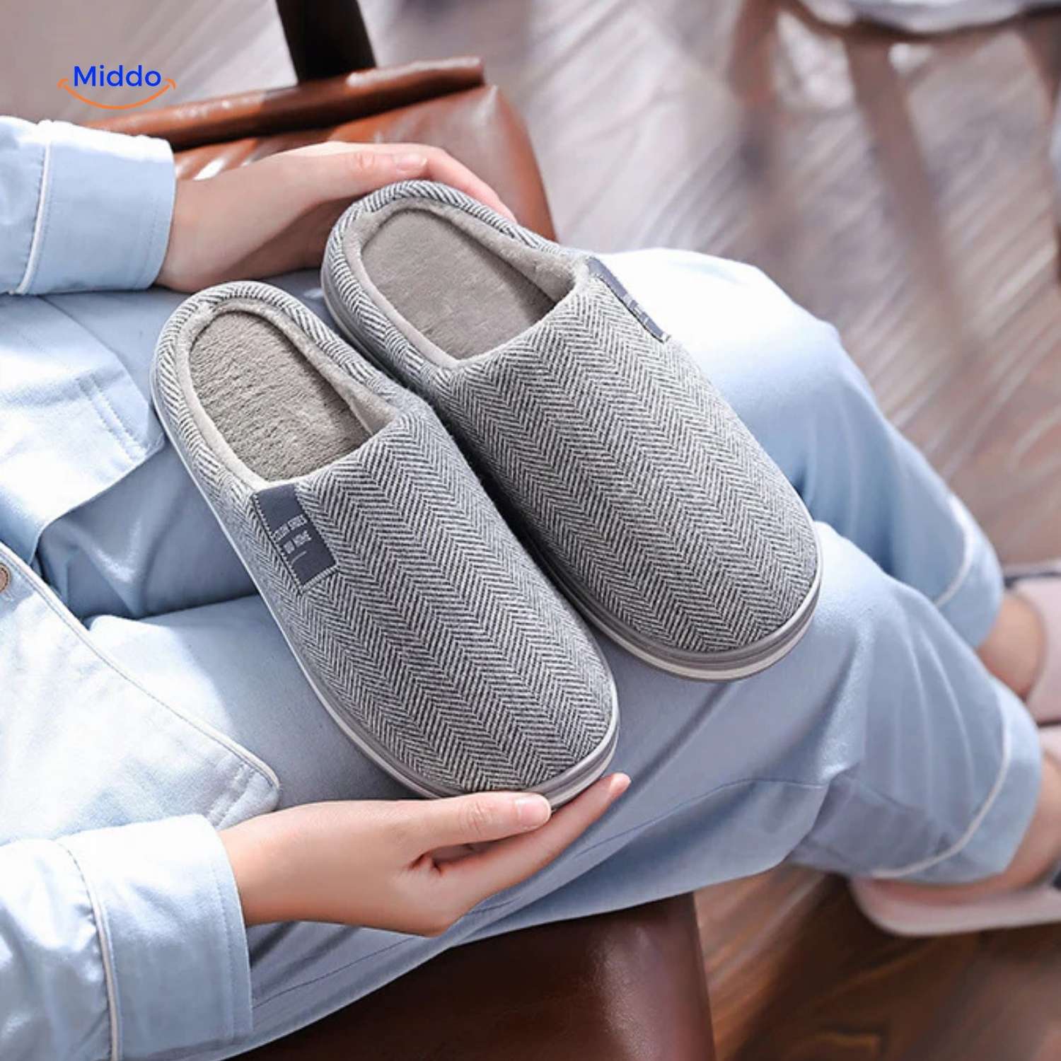 Warmtique Pantoffeln – Graue Hausschuhe mit Antirutschsohle | www.middo.de
