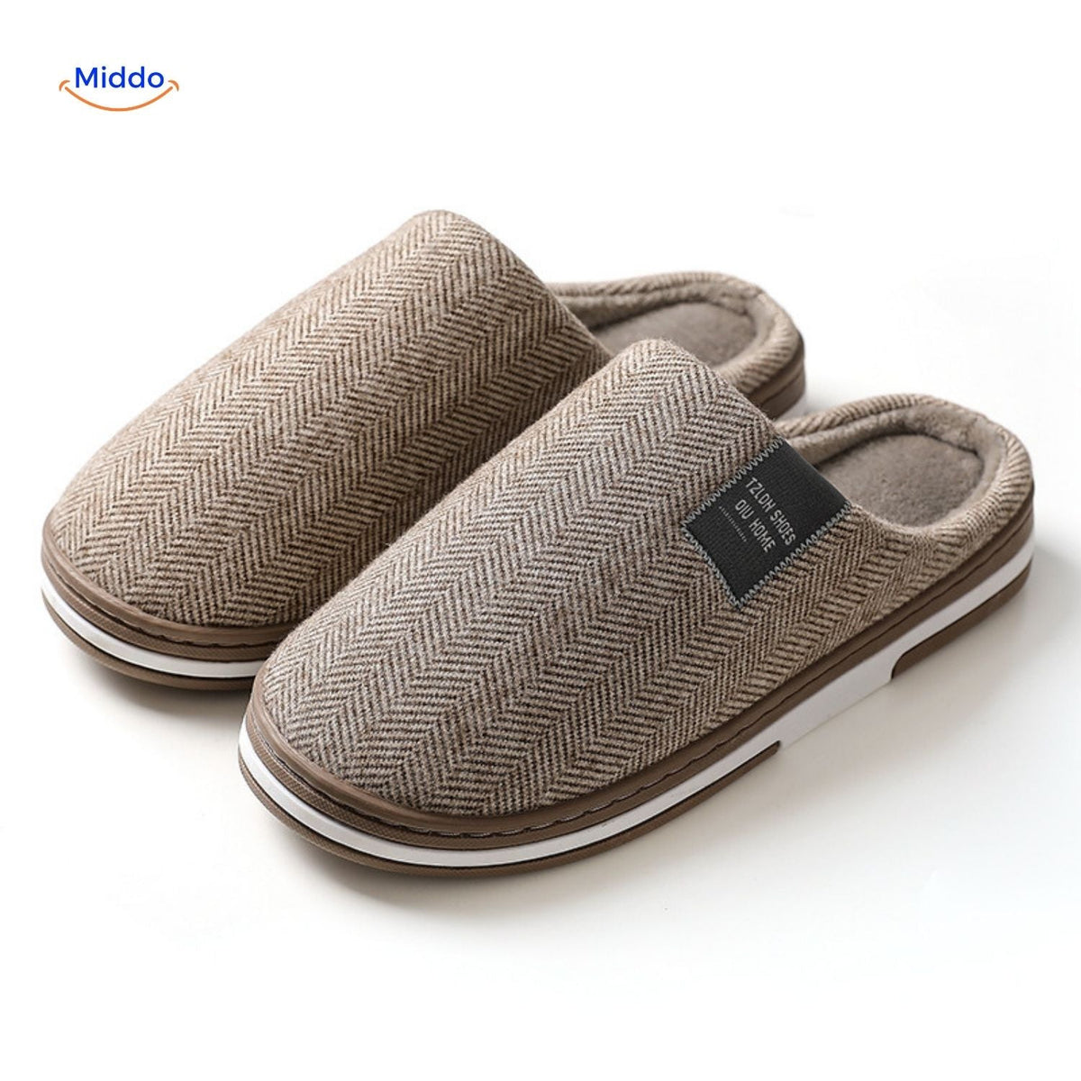 Warmtique Pantoffeln aus weichem Baumwollmaterial mit rutschfester Sohle für höchsten Hauskomfort. Nahaufnahme in Beige auf weißem Hintergrund. Besuchen Sie