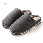 <p>Warme Pantoffeln aus weichem Baumwollmaterial – rutschfest für den ultimativen Wohnkomfort. Nahaufnahme eleganter, dunkelgrauer Pantoffeln auf weißem Hintergrund.</p>
