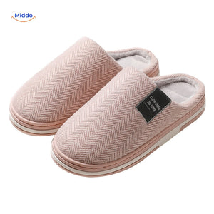 Warmtique Pantoffeln aus weicher Baumwolle – rutschfest und gemütlich. Nahaufnahme: zarte, rosa Pantoffeln auf weißem Hintergrund. Besuchen Sie unsere Website: