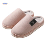 Warmtique Pantoffeln aus weicher Baumwolle – rutschfest und gemütlich. Nahaufnahme: zarte, rosa Pantoffeln auf weißem Hintergrund. Besuchen Sie unsere Website: www.middo.nl.