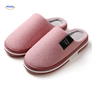 Warmtique Pantoffeln aus weichem Baumwollmaterial – rutschfest und ideal für Ihr Zuhause. Nahaufnahme der rosafarbenen Pantoffeln auf weißem Hintergrund. Besuchen Sie uns auf www.middo.de