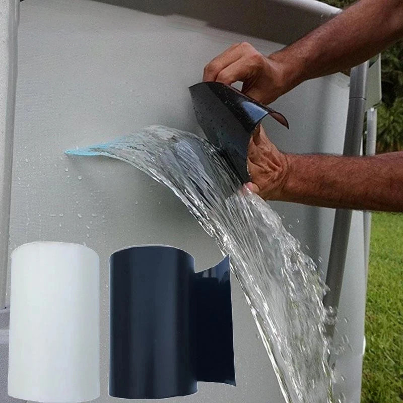 Hand die schwarze wasserdichte Tape verwendet, um einen Wasserfluss zu stoppen.