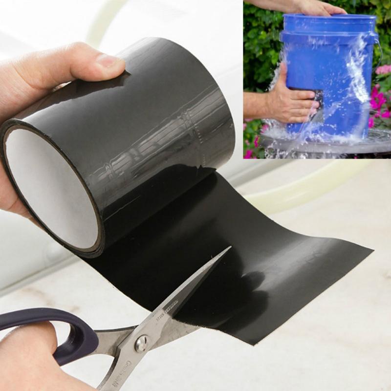 Schere zum Schneiden von schwarzem wasserfestem Tape für den Einsatz an Eimern.