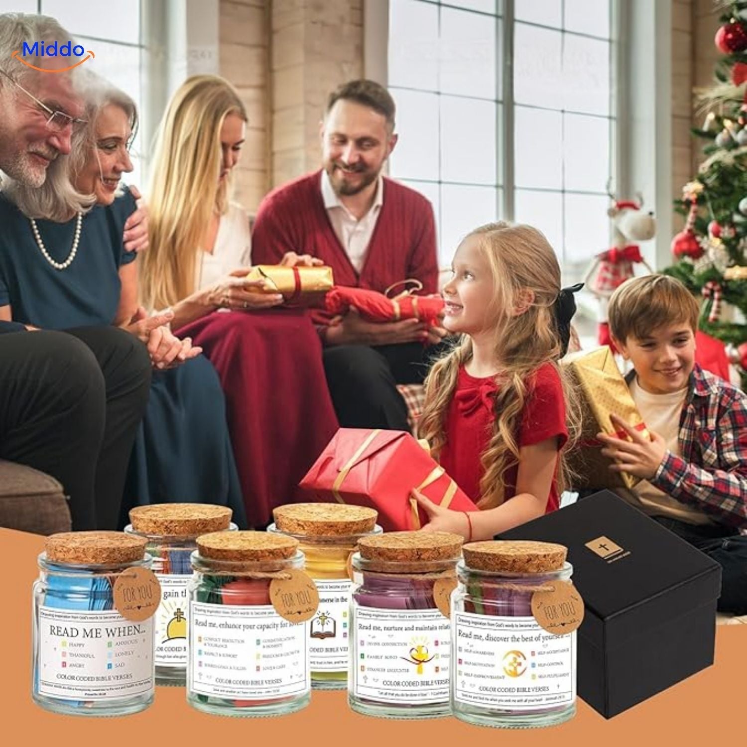 wenshart gebedjar Familie, die Geschenke unter einem Weihnachtsbaum austauscht, mit Töpfen mit inspirierenden Botschaften im Vordergrund.