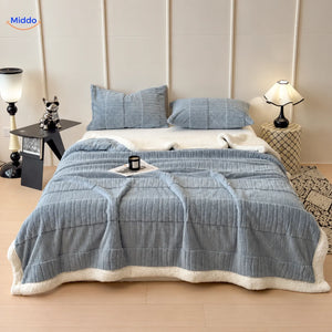 Winterra Kuscheldecke mit Wellenstruktur in Blaugrau und weicher Fleece-Rückseite