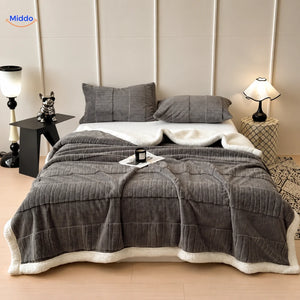Winterra Kuscheldecke mit Wellenstruktur in Dunkelgrau und weicher Fleece-Rückseite