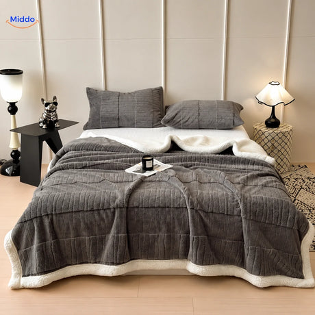 Winterra Kuscheldecke mit Wellenstruktur in Dunkelgrau und weicher Fleece-Rückseite