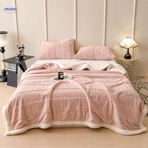 Winterra Kuscheldecke mit Wellenstruktur in Hellrosa und weicher Fleece-Rückseite