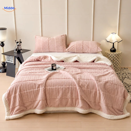 Winterra Kuscheldecke mit Wellenstruktur in Hellrosa und weicher Fleece-Rückseite