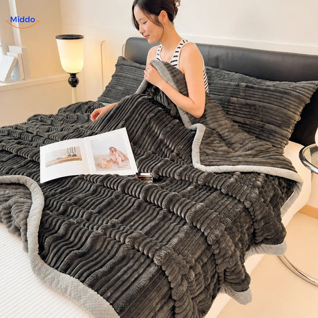 Winterra Kuscheldecke mit Rippenstruktur in Dunkelgrau und weicher Fleece-Rückseite