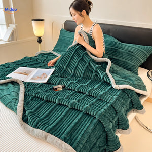 Winterra Kuscheldecke mit Rippenstruktur in Dunkelgrün und weicher Fleece-Rückseite