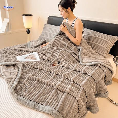 Winterra Kuscheldecke mit Rippenstruktur in Hellgrau und weicher Fleece-Rückseite