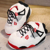 Weiße und rote Sneaker-Schlafsocken mit schwarzem Mesh und rutschfester Sohle