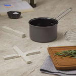 woodinex Untersetzer Küchenszene mit cremefarbenem Untersetzer und Kochtopf www.middo.nl