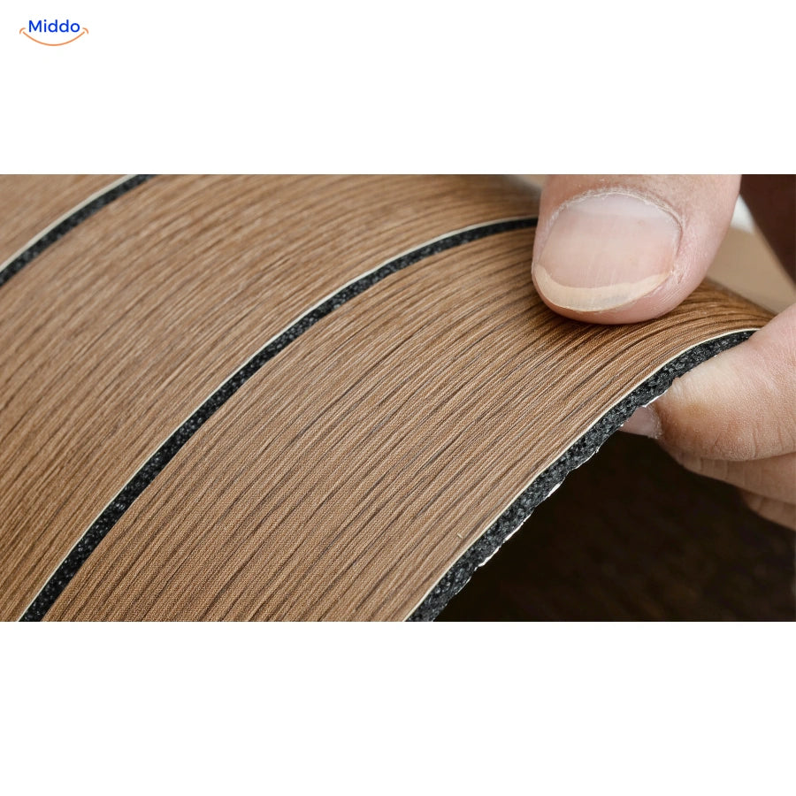 Detail der flexiblen Holzstruktur und Rillen