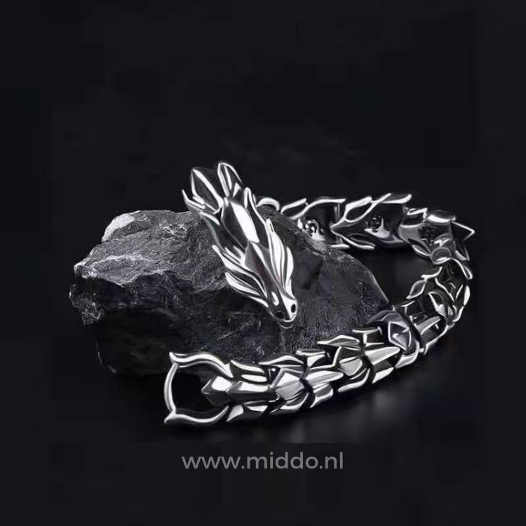 Silberne Drachenarmband auf schwarzem Stein-Hintergrund.