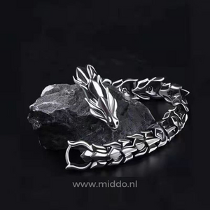 Silbernes Drachenarmband auf schwarzem Stein-Hintergrund