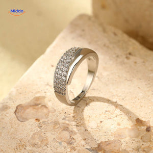 Silberfarbener Ring mit Steinchen auf Marmor
