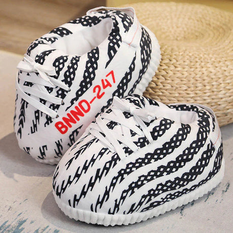 Weiße Slippersneaker mit schwarzen Streifen und weißen Schnürsenkeln, Rattan-Untergrund